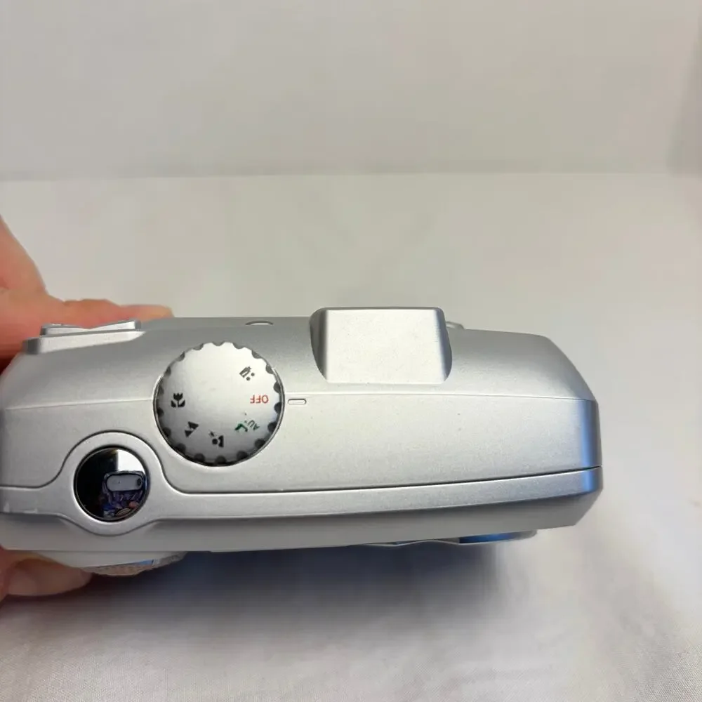Kodak Easy Share 2 mega pixel digital camera. CX6230. no cords, untested